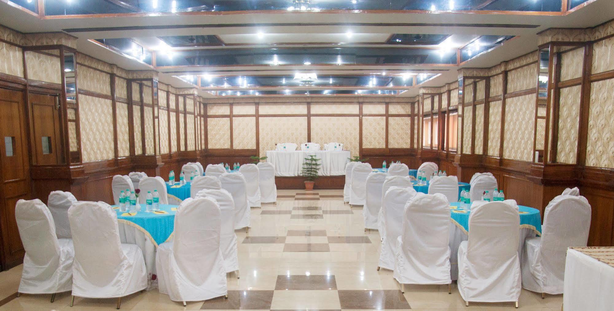 Hotel Kalinga Ashok Бхубанешвара Экстерьер фото
